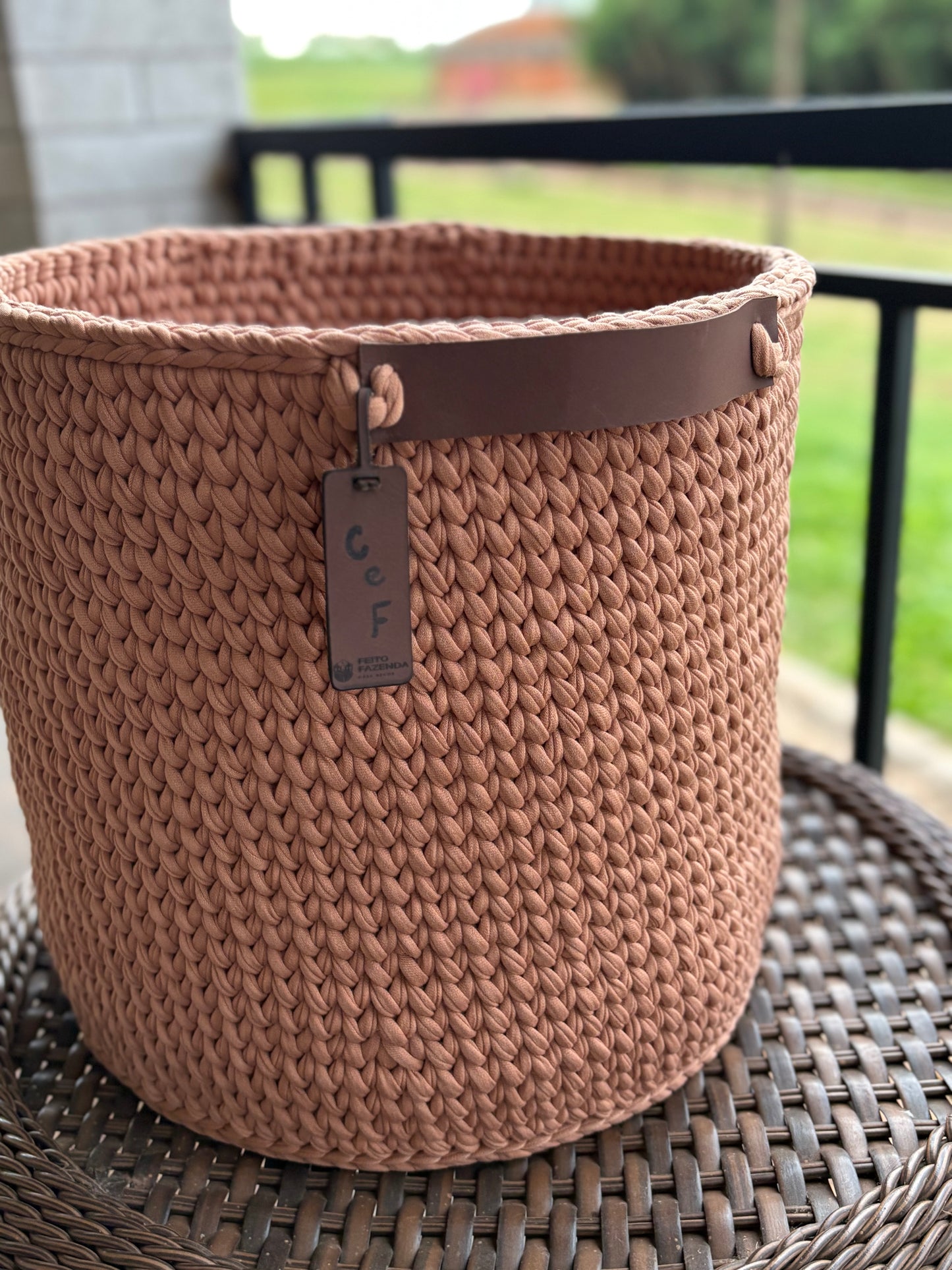 Cestão crochê e couro