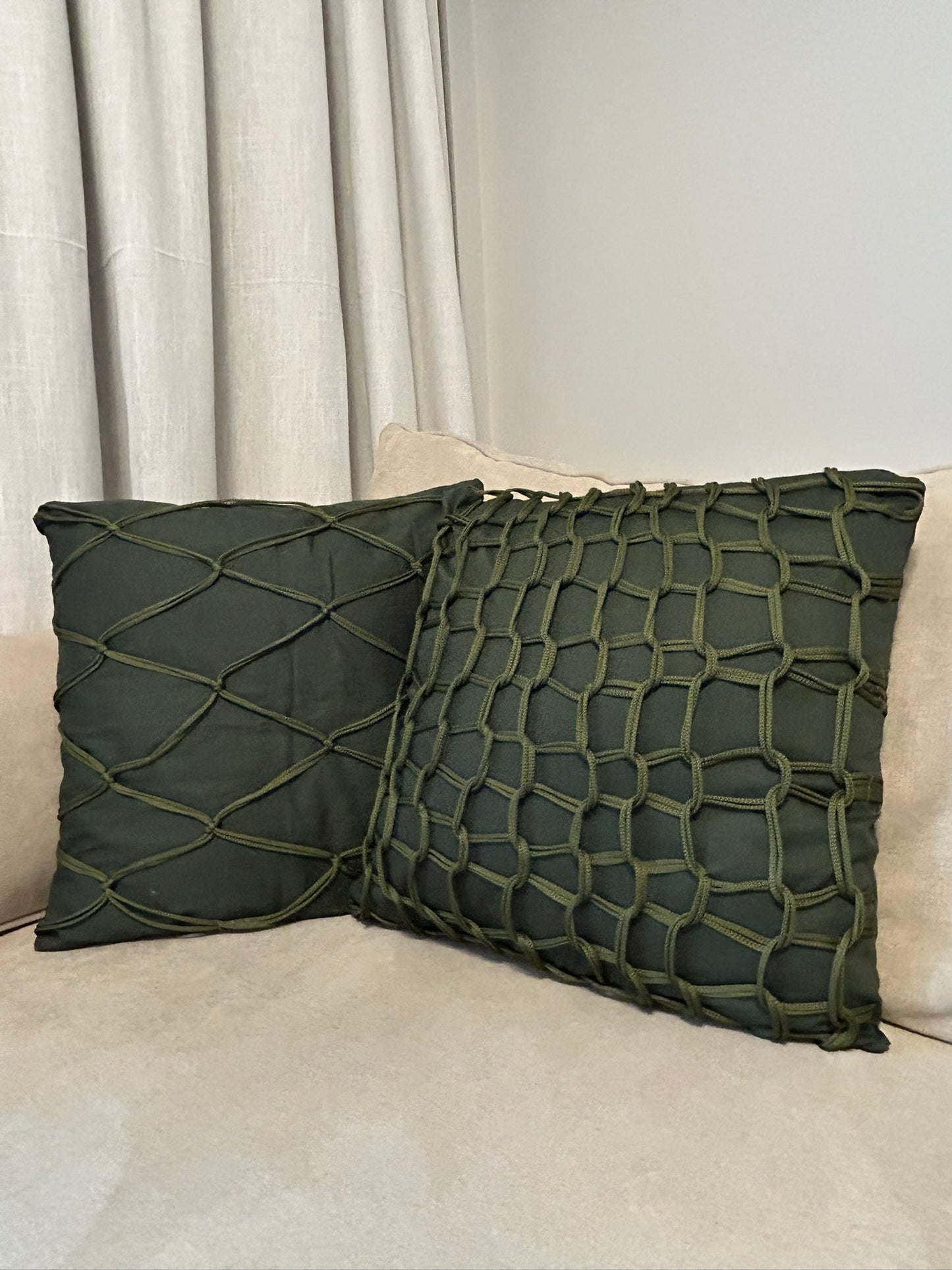 Almofadas verde musgo com cordas