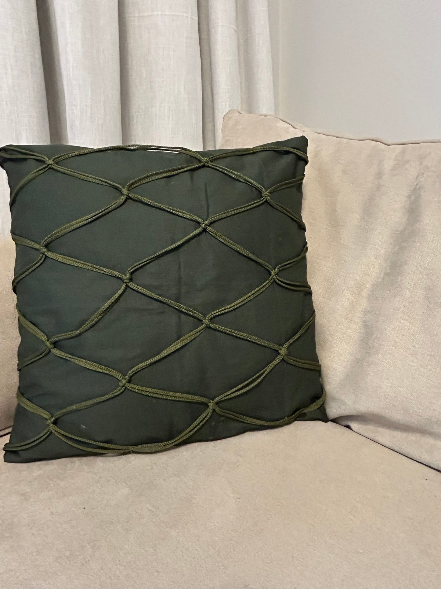 Almofadas verde musgo com cordas
