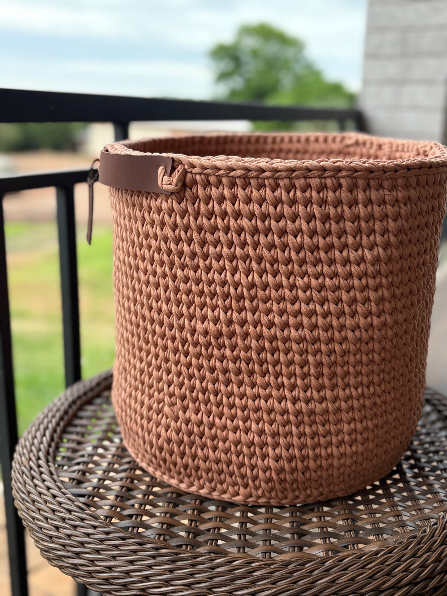 Cestão crochê e couro