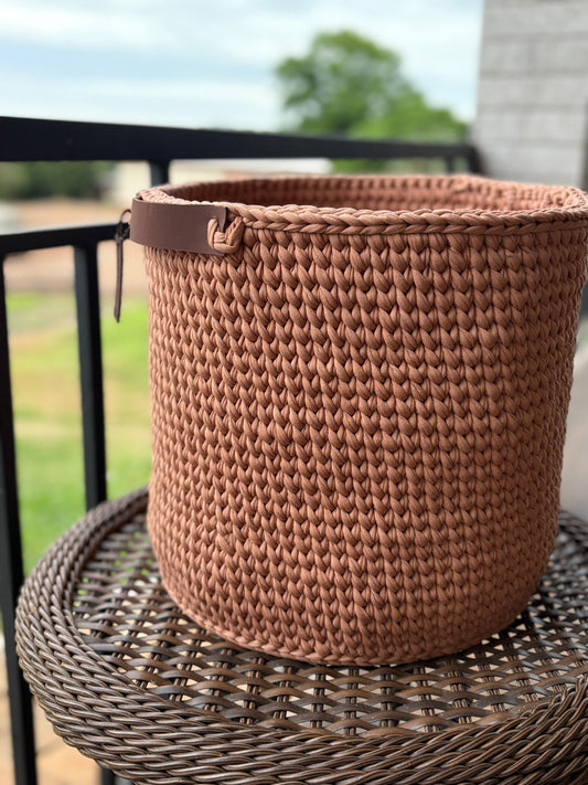 Cestão crochê e couro