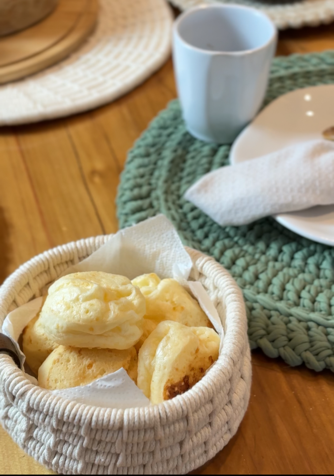 Cesto pequeno pão de queijo