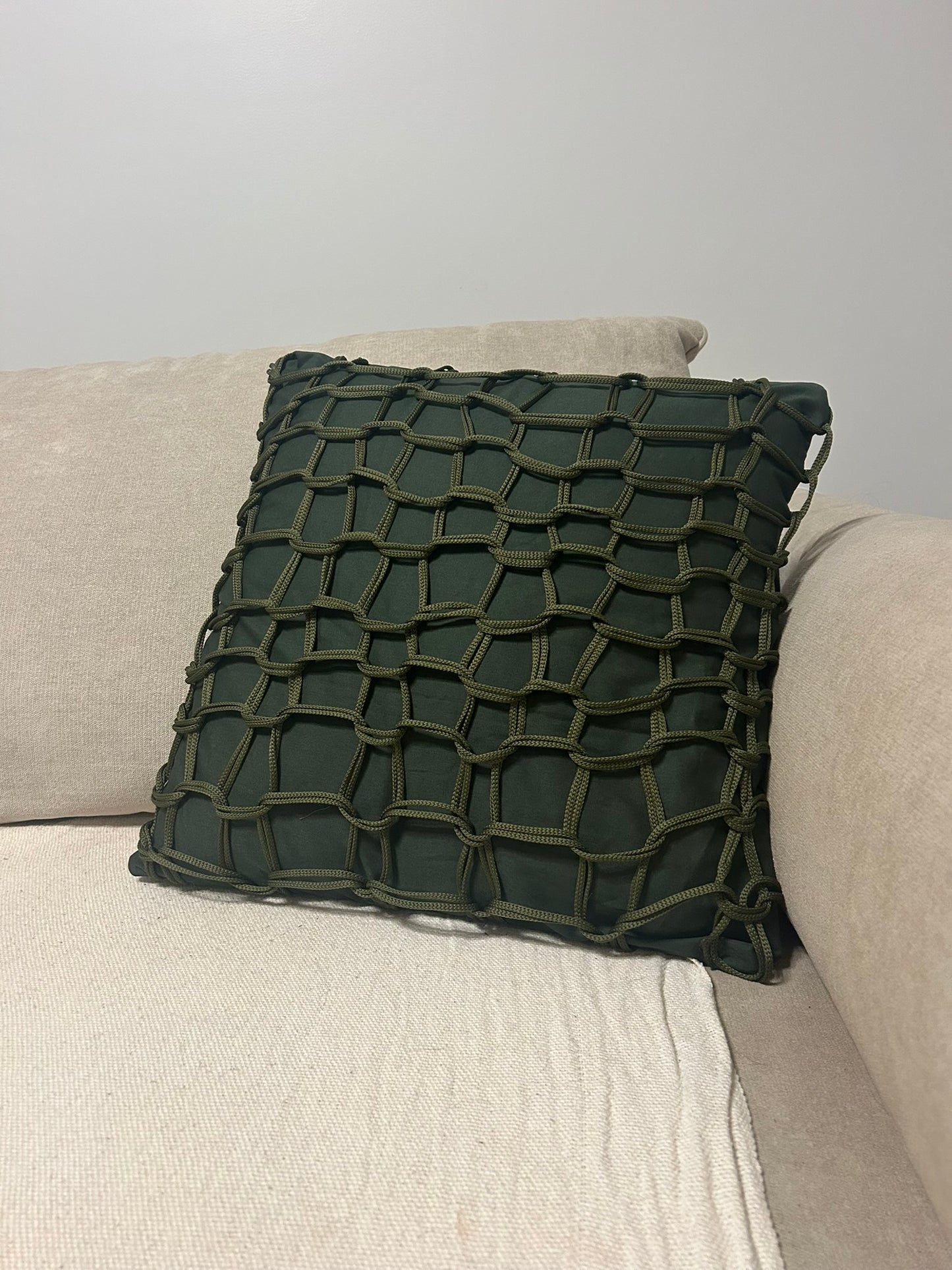 Almofadas verde musgo com cordas